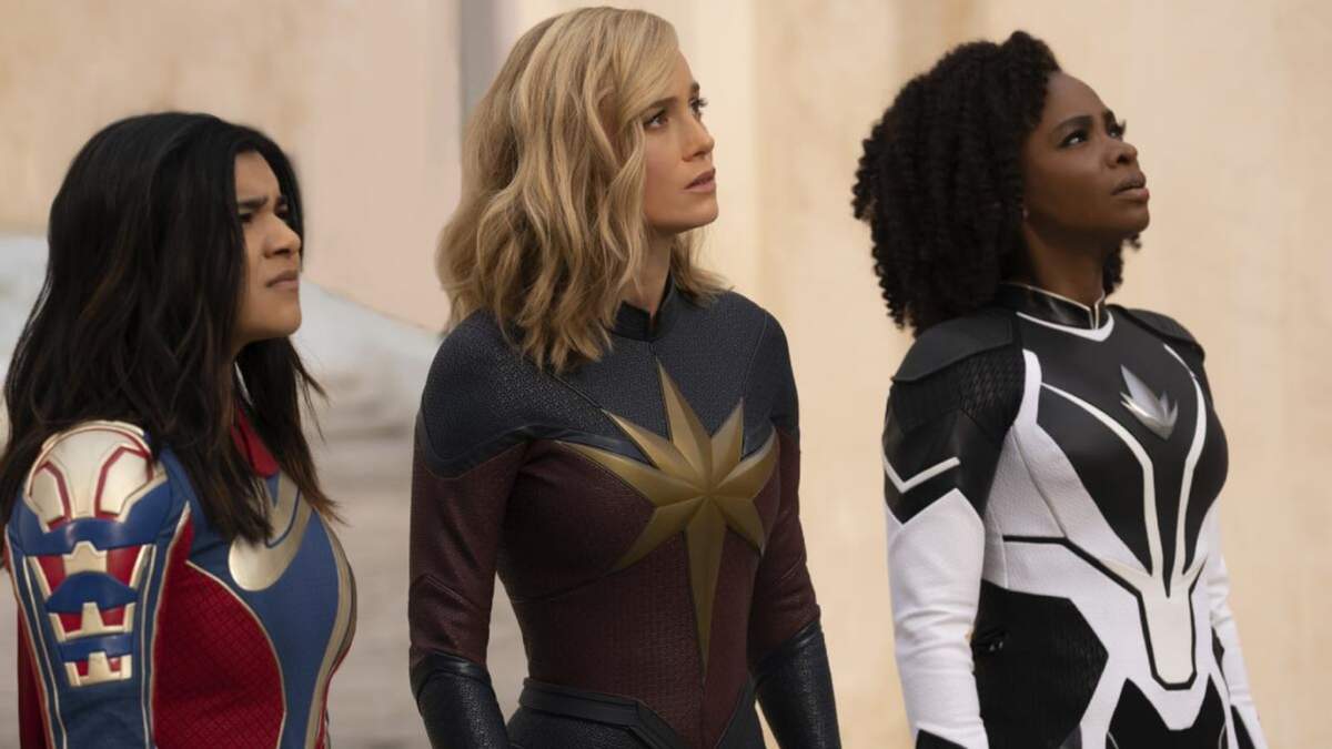 Iman Vellani como Ms. Marvel, de izquierda a derecha, Brie Larson como Capitana Marvel, y Teyonah Parris como la Capitana Monica Rambeau en una escena de "The Marvels"