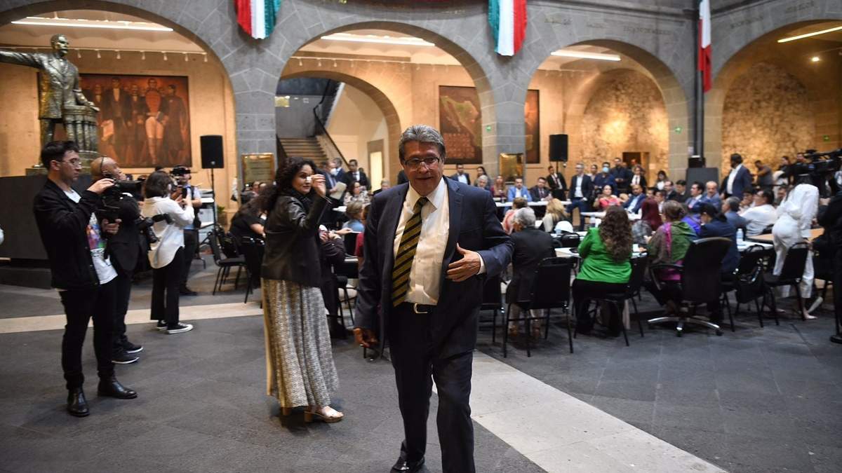 Ricardo Monreal, en la sesión de la madrugada del sábado en el patio de Xicoténcatl