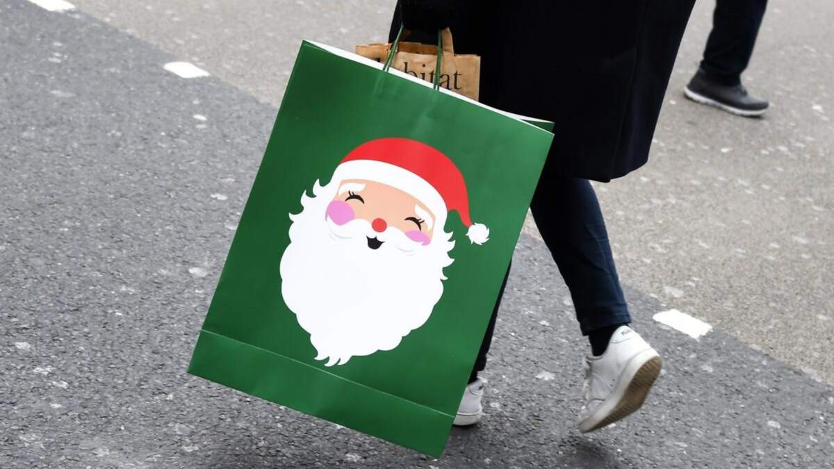 Una persona camina con una bolsa navideña en Londres, el 2 de diciembre de 2020
