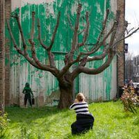 Banksy crea mural con árbol mutilado en Londres