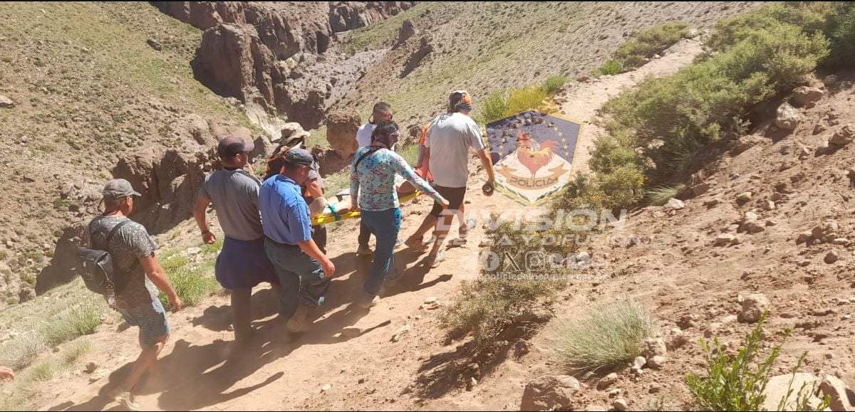La mujer fue inmovilizada y trasladada en una tablilla. Fuente: (Policía de Neuquén)