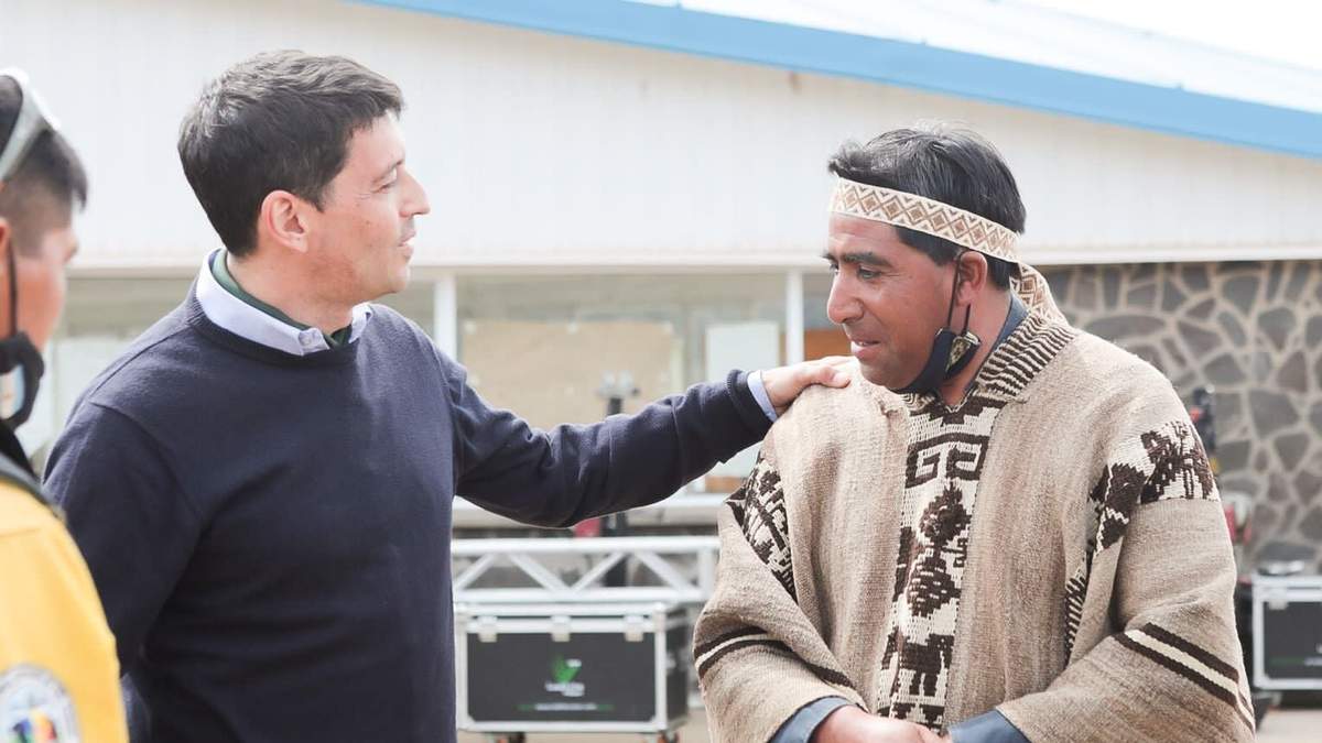 Marcos Koopmann junto a un miembro de la comunidad mapuche. Fuente: (Twitter)