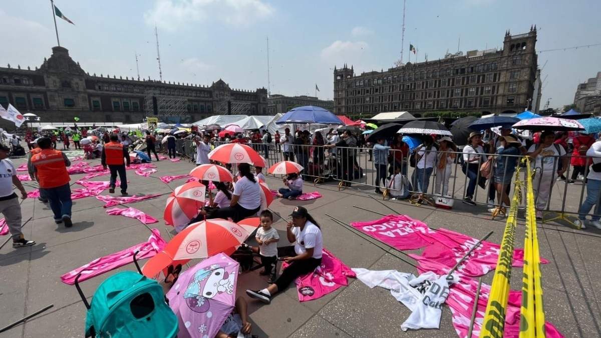 Las primeras personas que llegaron al Zócalo para el cierre de campaña de Claudia Sheinbaum