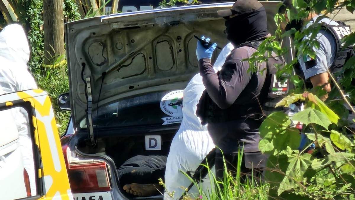 Los cuerpos cercenados de una mujer y dos hombres fueron hallados esta mañana adentro de un taxi en Chilpancingo