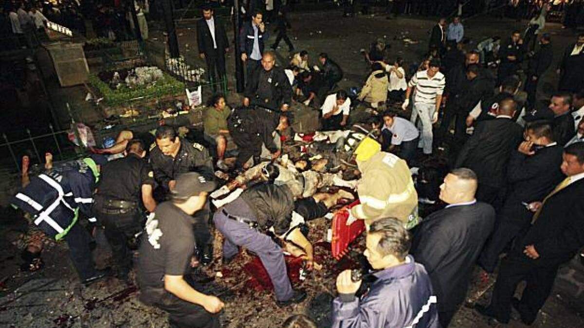 En esta foto de archivo del 15 de septiembre de 2008, la policía y el personal de rescate ayudan a los heridos después de que unos delincuentes lanzaran dos granadas contra una multitud de miles de personas que celebraban el Día de la Independencia, matando a ocho personas e hiriendo a más de 100 en Morelia, oeste de México.
()