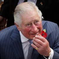 ¡Le soltó la mano! El Príncipe Carlos deja solo a su hijo William en el peor momento