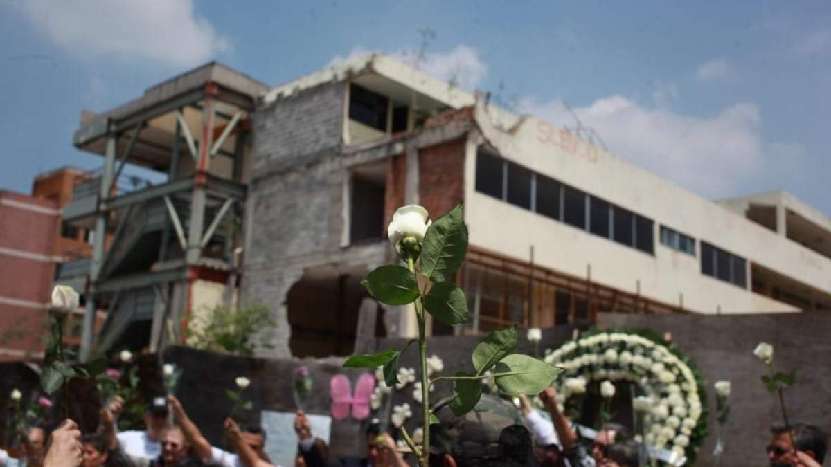 Homenaje a las víctimas del desplome del Colegio Rébsamen
