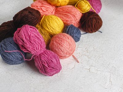 Vamos adelantando la decoración navideña que podés hacer con restos de lana y cartón: un DIY para hacer en el tiempo libre
