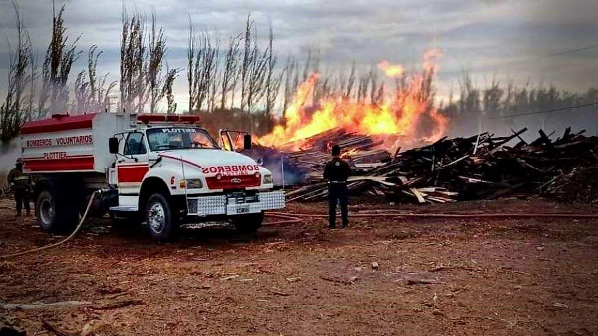 Incendio en Plottier. Fuente: (Twitter)