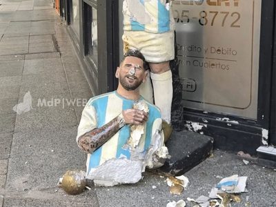 Destrozaron una estatua de Messi en pleno centro de Mar del Plata
