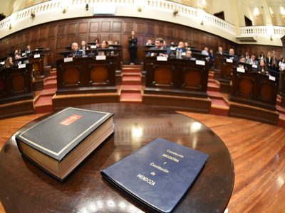 Cornejo promulgó la ley de autonomía municipal y habrá plesbiscito