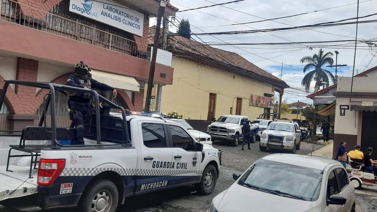 Elementos policiacos refuerzan la seguridad cerca cel Palacio Municipal de Tingüindín