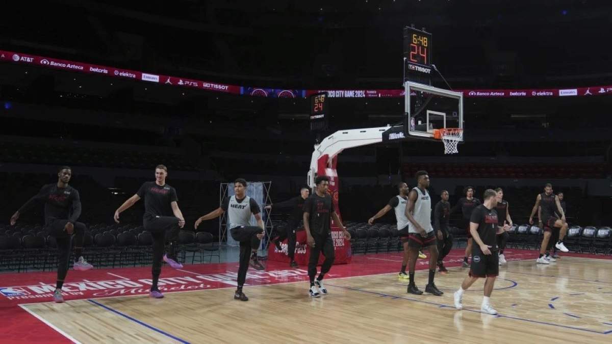 Jugadores del Heat de Miami calientan previo a una práctica en la Arena Ciudad de México el viernes 1 de noviembre de 2024