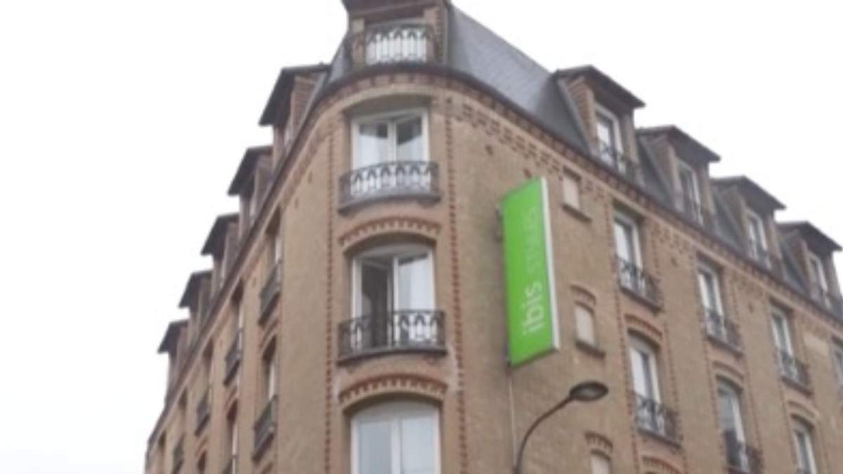 Mujer detenida acusada de lanzar a bebé por la ventana de un hotel en París