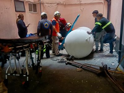 Trabajador cae de cuarto piso junto con tanque de gas estacionario en la Benito Juárez