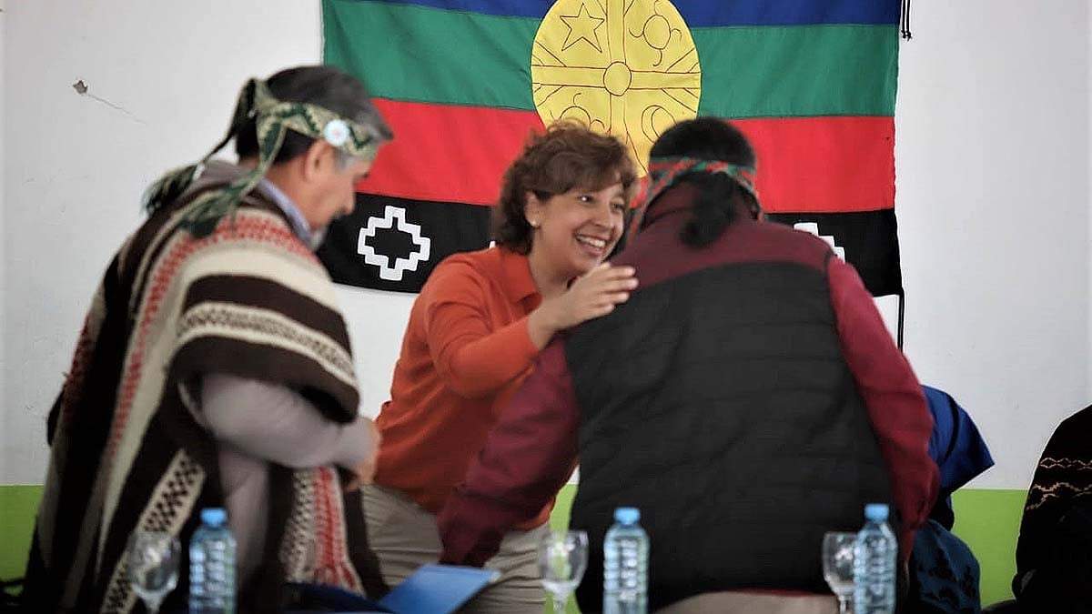 Gobernadora Arabela Carreras con agrupaciones de pueblos originarios. Fuente: (Twitter)