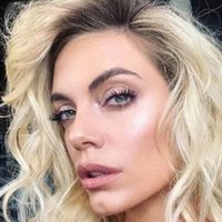 Desde una playa en España, Emilia Attias marca tendencia con la microbikini que está de moda