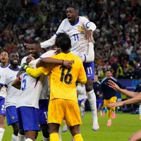 Futbolistas franceses celebran resultados de las elecciones