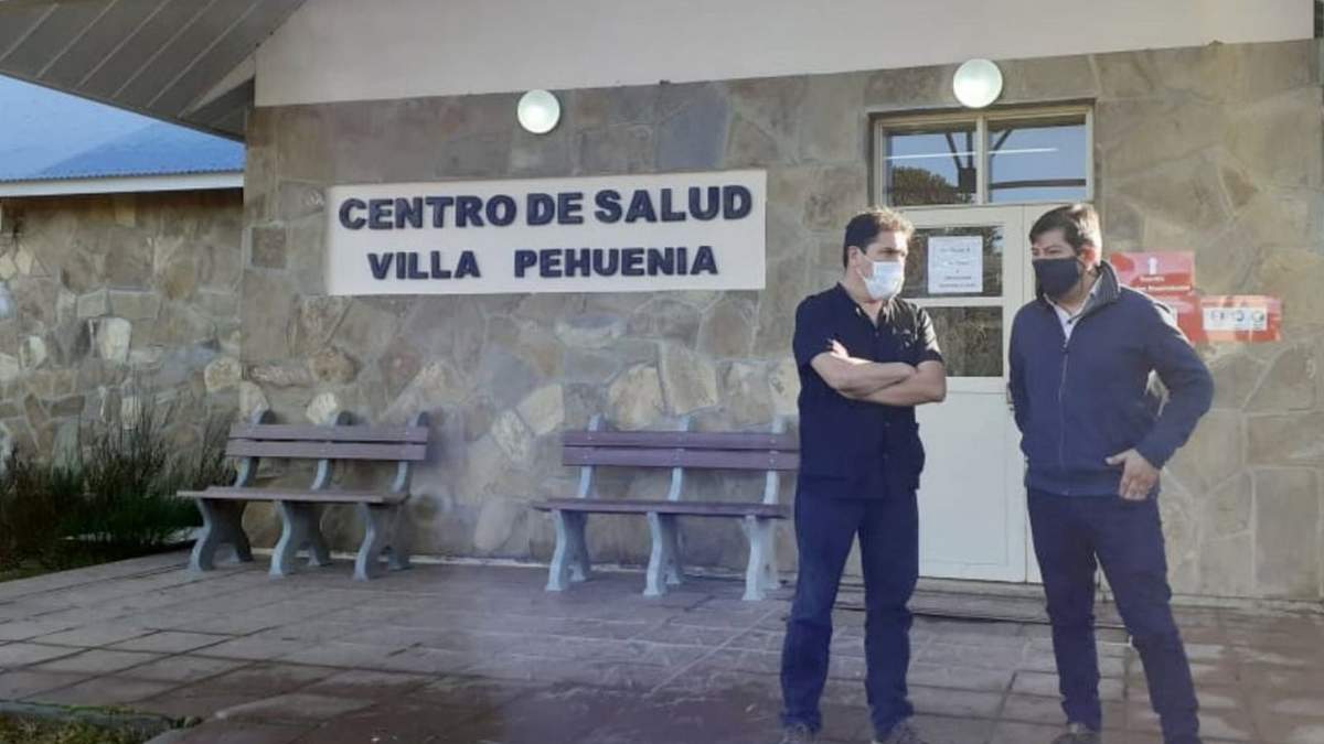 Sandro Badilla observando la obra de ampliación del Centro de Salud. Fuente: (Twitter)