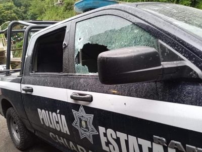 Hombres armados atacan base de la policía en Mezcalapa, Chiapas; muere uno de los agresores