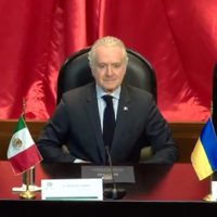 Santiago Creel reconoce ‘valentía’ de Volodimir Zelenski ante invasión de Ucrania