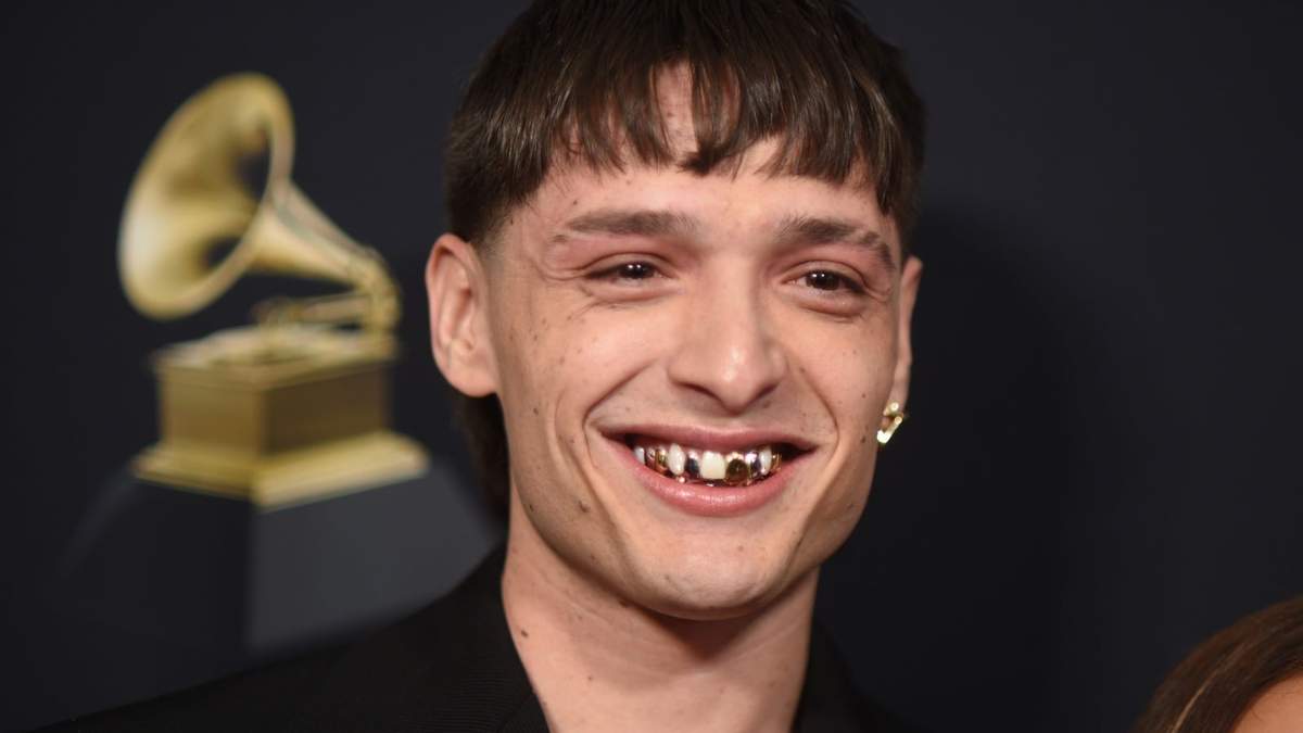Peso Pluma llega a la gala previa a los Grammy