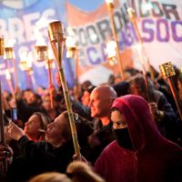 Miles marchan con antorchas contra pobreza en Argentina