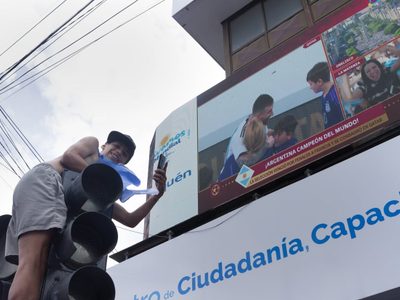 La enorme pantalla led curva que está en la municipalidad también es propiedad de Five Pro Events