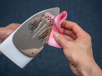 Con cosas que tenés en casa, el trucazo para eliminar los residuos quemados en la plancha de ropa