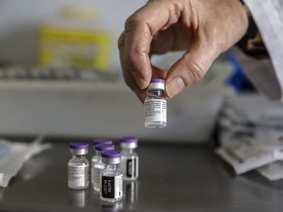 Imperdonable: destruyó deliberadamente 500 dosis de la vacuna contra el coronavirus