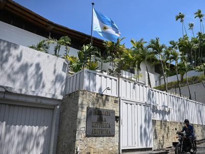 Argentina denuncia que un gendarme fue detenido en Venezuela y hallaron a un francotirador cerca de la embajada