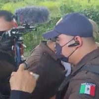 El INM suspende a agente que agredió a un periodista en Chiapas (Video)