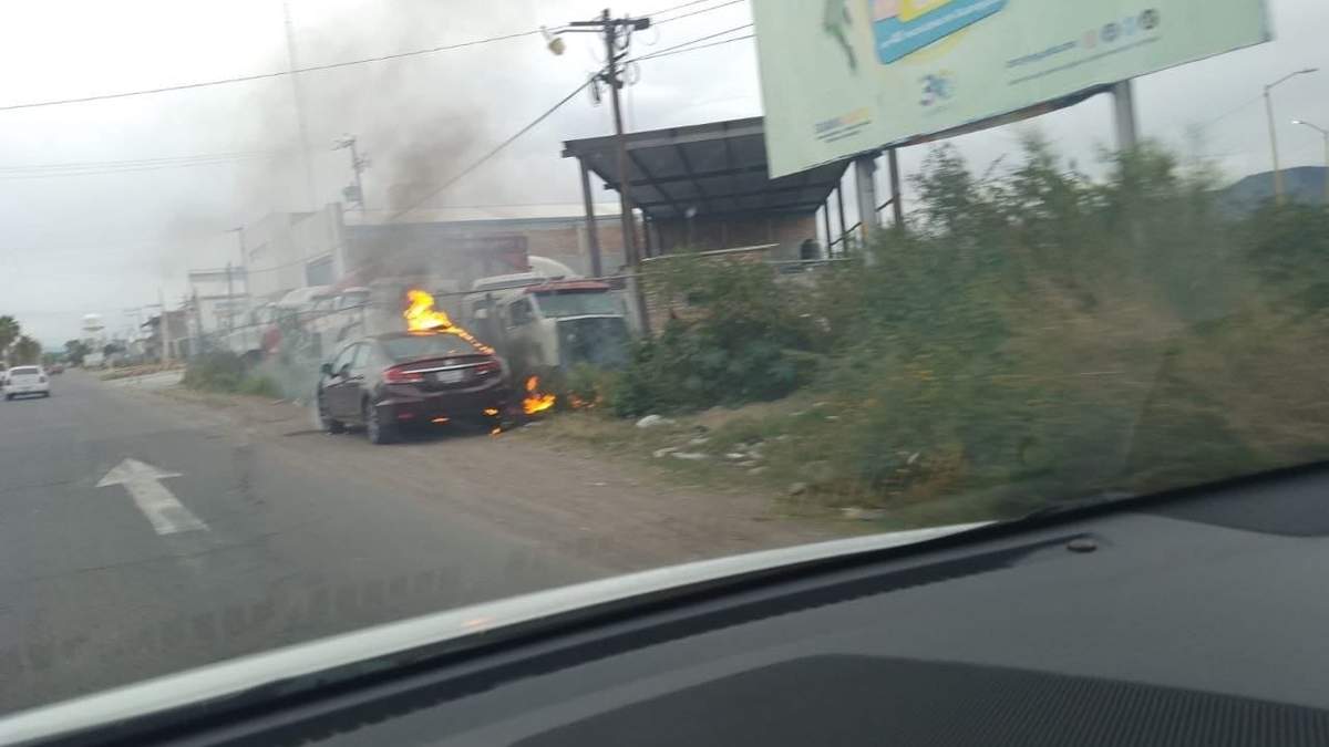 Uno de los vehículos incendiados, en una de las imágenes que circularon en redes sociales
