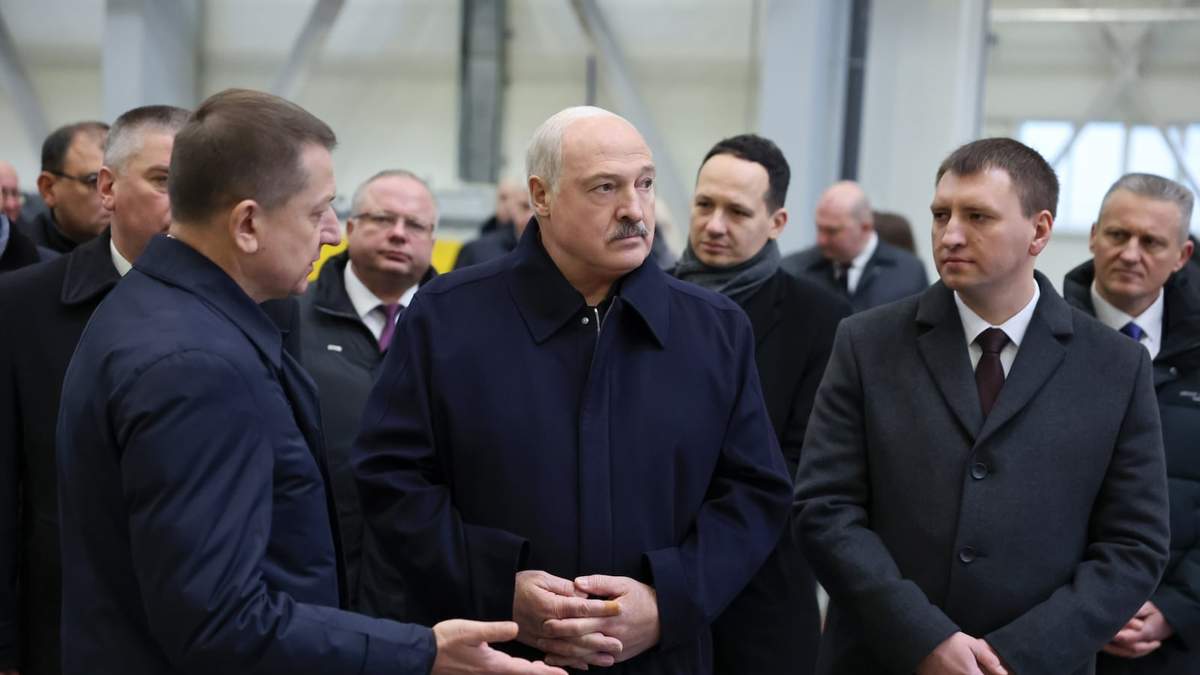 El presidente Alexander Lukashenko, en el centro