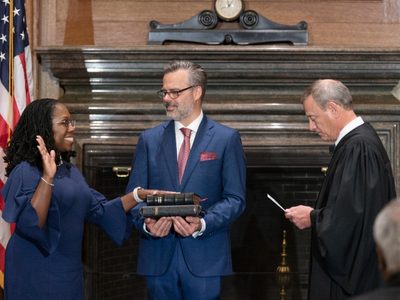 Juramenta la primera mujer jueza negra en la corte de Estados Unidos