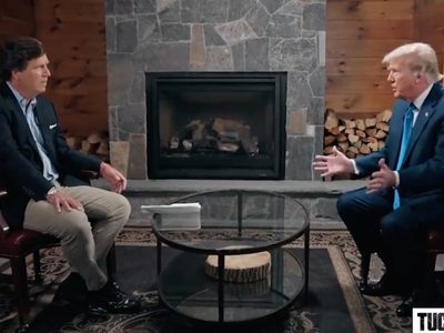 Trump se ausenta del debate republicano pero ataca a sus rivales en entrevista con Tucker Carlson