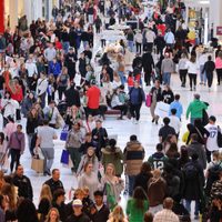Gastan miles de millones de dólares en Black Friday pese a la incertidumbre económica en EU