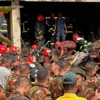 Se estrelló un avión contra una escuela en Bangladés y murieron 20 personas