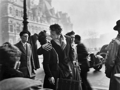 La protagonista de la icónica fotografía "El beso" de Robert Doisneau muere a los 93 años
