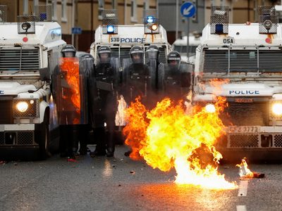 Irlanda del Norte: octava noche de violentos disturbios en la capital del país