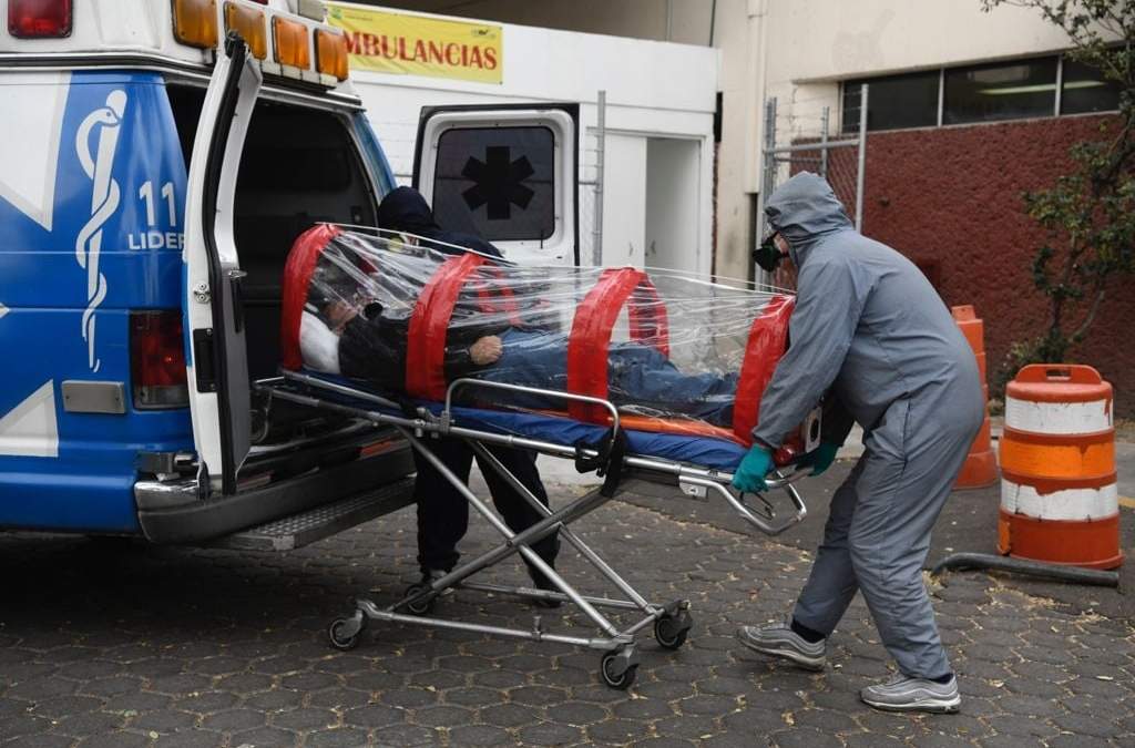 Una persona con posible covid-19 es trasladada