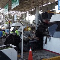 Choque de tráiler contra caseta de Santa María del Oro deja un muerto y al menos ocho heridos