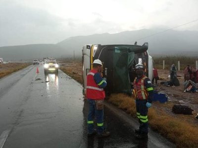Mueren ocho personas al volcar el autobús en el que viajaban de EU a Zacatecas y Aguascalientes