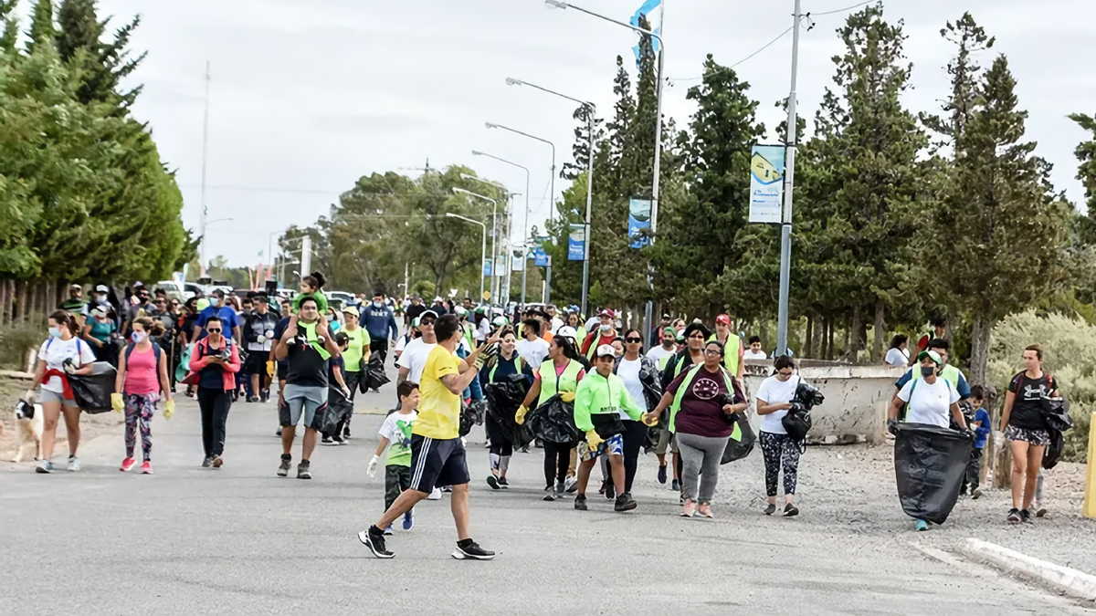 Vecinos y vecinas que se acercaron a limpiar Parque Norte. Fuente: (Twitter)