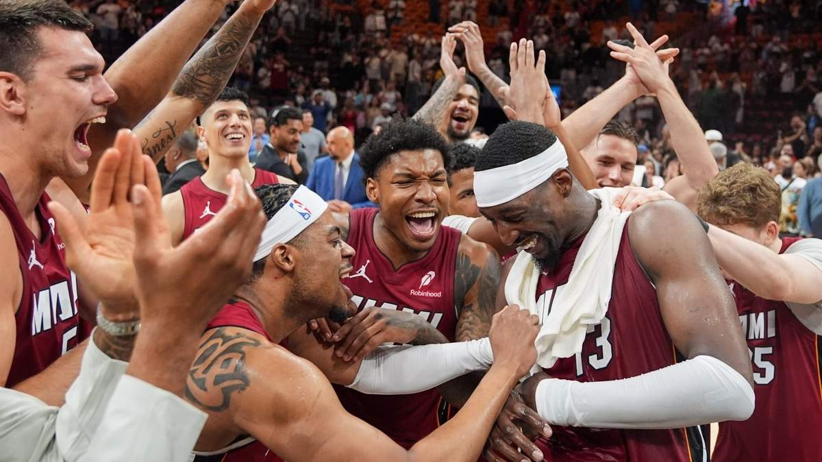 Bam Adebayo (der.) es felicitado por sus compañeros del Heat de Miami