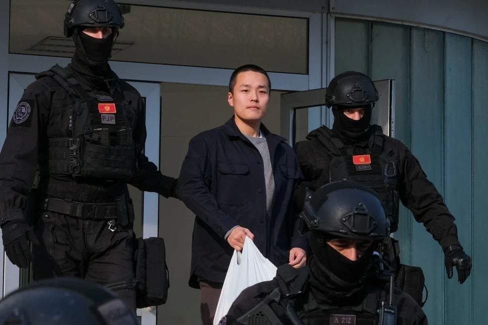 Agentes de la policía montenegrina escoltan al ciudadano surcoreano Do Kwon, fundador de Terraform Labs, en Podgorica, la capital de Montenegro, el 23 de marzo de 2024.