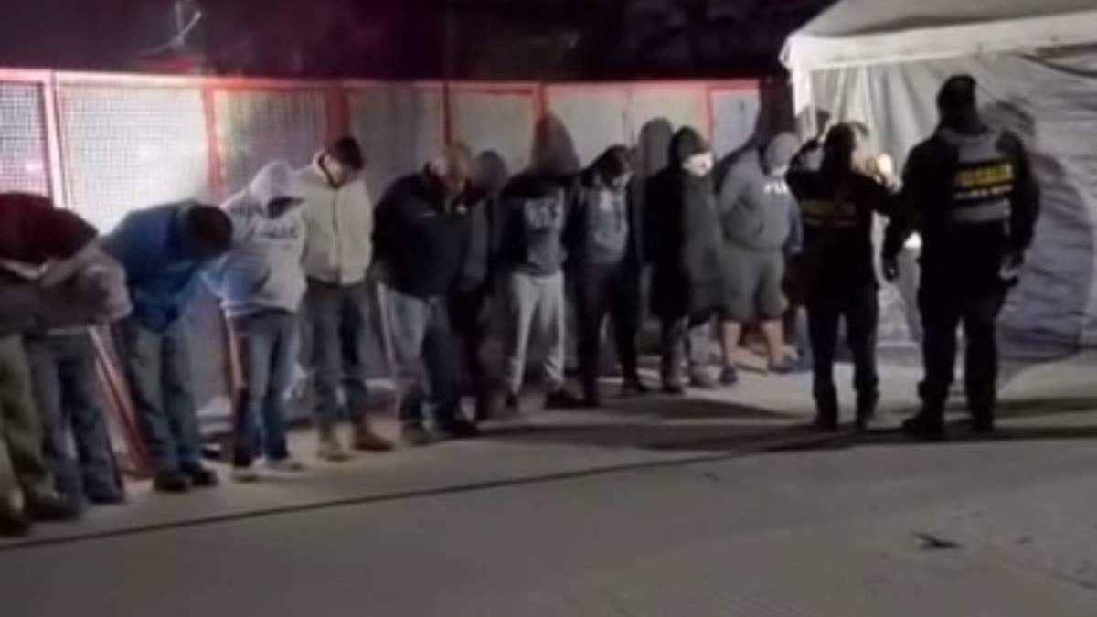 Algunos de los detenidos durante el operativo para recuperar la planta de la Cooperativa Cruz Azul en Tula, Hidalgo