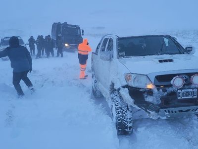 Cuatro familias fueron rescatadas en la ruta 13 en medio del temporal de nieve y viento blanco