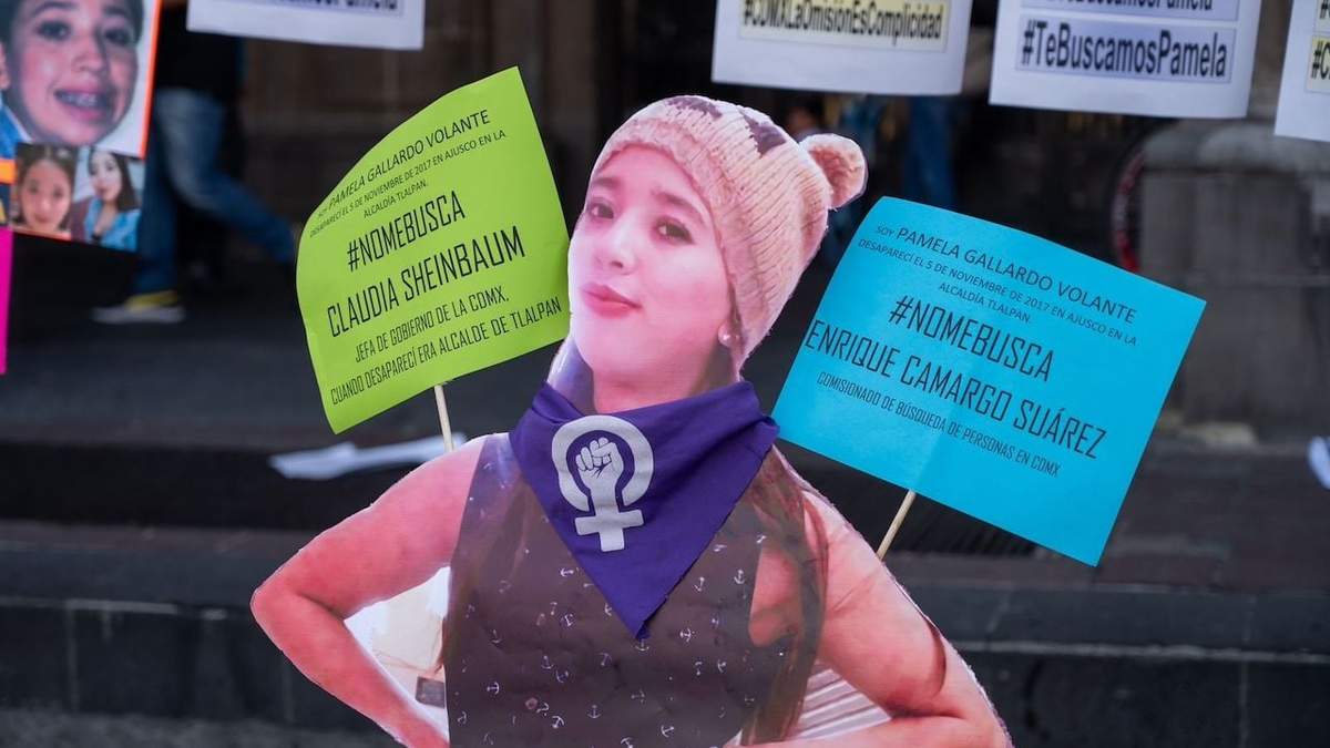 Protesta a las afueras del antiguo Palacio del Ayuntamiento para exigir la búsqueda de Pamela Gallardo