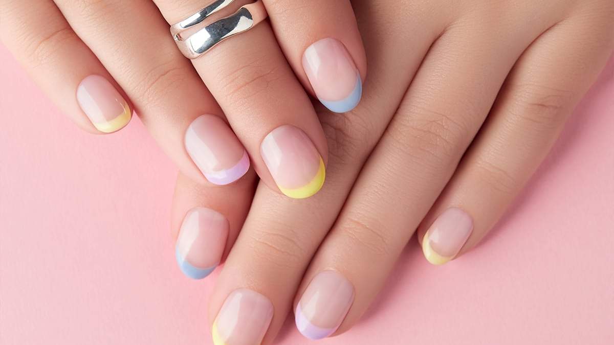 Diseño de Nail Art con "efecto antiaging" inmediato. Fuente: (X)